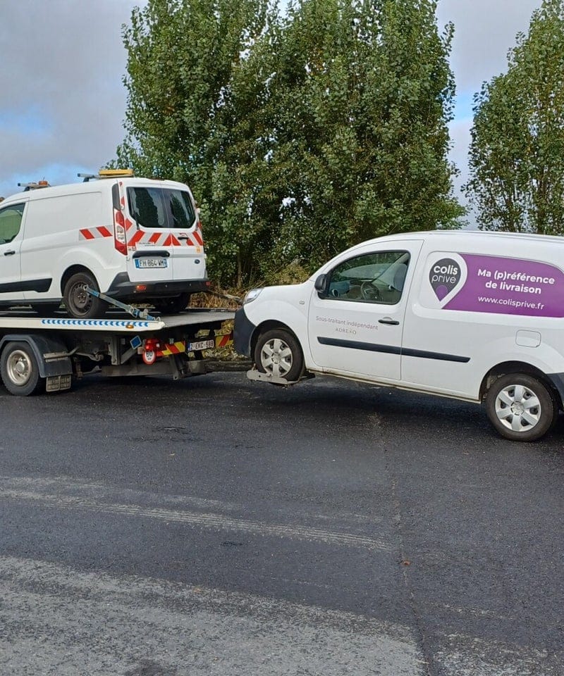 Bestelwagen veilig vastgezet op de laadbak van de takelwagen