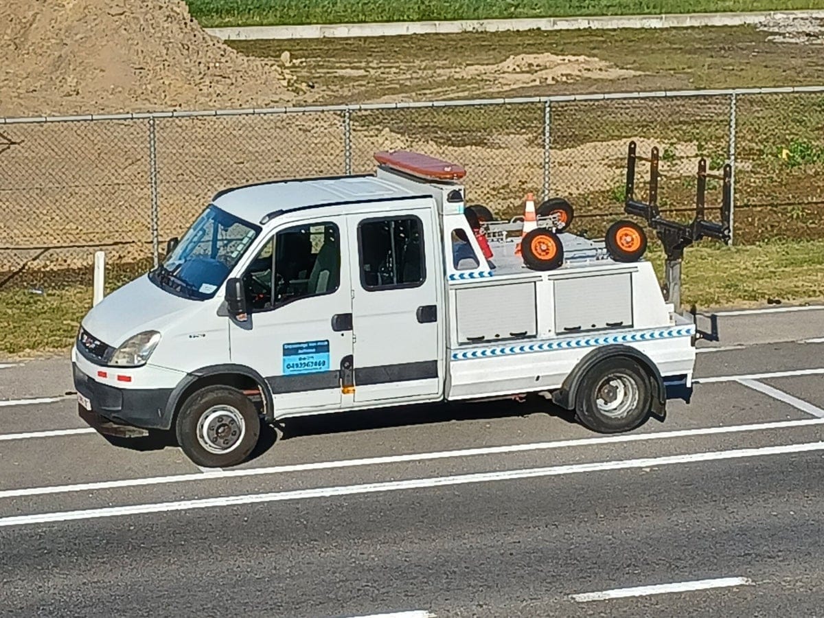 Bijstandswagen van Depannage Van Asch met wieldolly's onderweg langs de baan