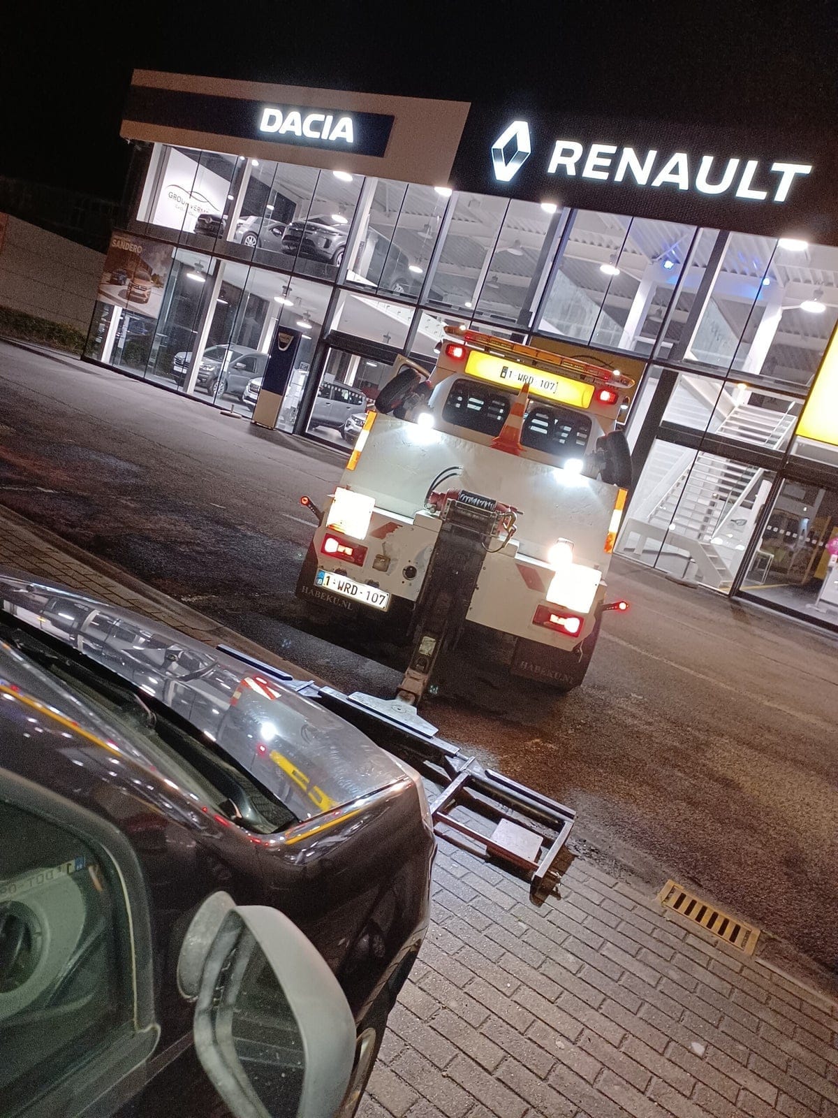 Nachtelijke interventie met zwaailichten voor een verlichte garage