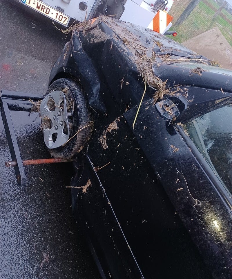 Beschadigde wagen na een ongeval, klaar om op de takelwagen geladen te worden